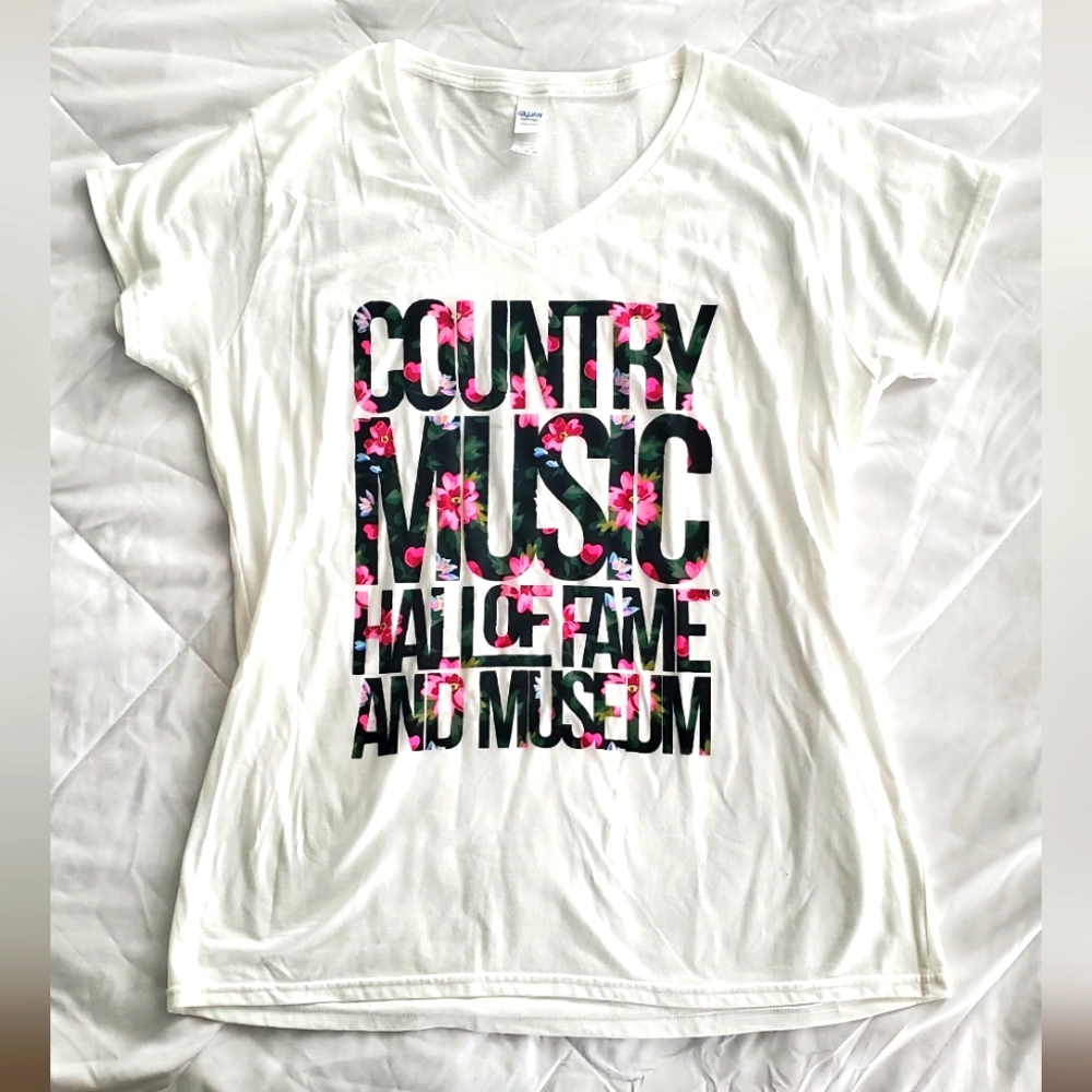NWOT Ladies Country Music Hall of Fame short Sleeve V-neck Tee
